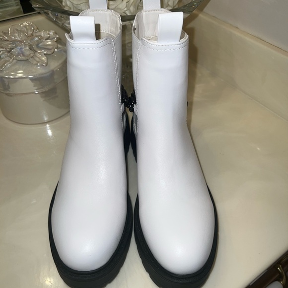 Never Worn - Confident Stride Chelsea Boots with Chain - Picture 4 of 8